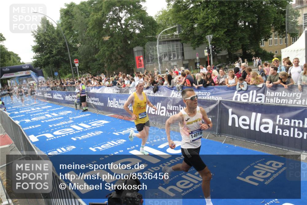 29.06.2025 - hella hamburg halbmarathon Michael Strokosch http://msf.ph/oto/8536456 29.06.2025 10:27:30 Ziel  meine-sportfotos.de