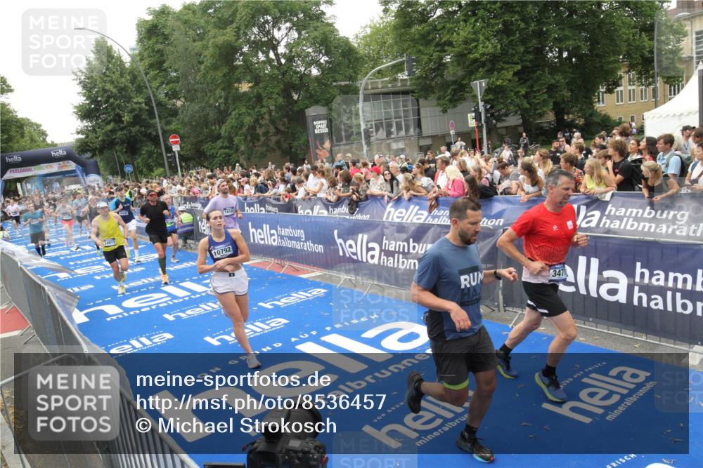 29.06.2025 - hella hamburg halbmarathon Michael Strokosch http://msf.ph/oto/8536457 29.06.2025 10:45:59 Ziel  meine-sportfotos.de