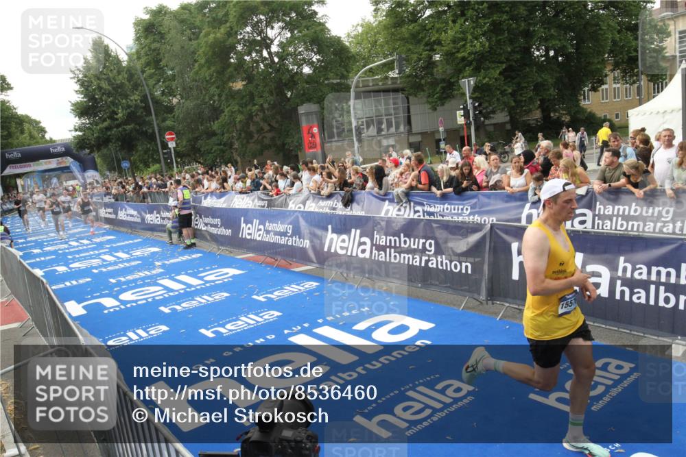 29.06.2025 - hella hamburg halbmarathon Michael Strokosch http://msf.ph/oto/8536460 29.06.2025 10:27:31 Ziel  meine-sportfotos.de