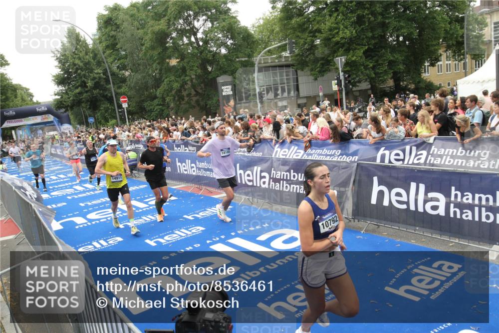 29.06.2025 - hella hamburg halbmarathon Michael Strokosch http://msf.ph/oto/8536461 29.06.2025 10:46:00 Ziel  meine-sportfotos.de