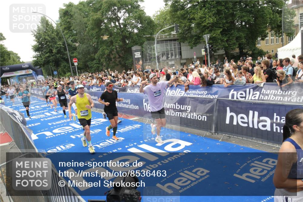 29.06.2025 - hella hamburg halbmarathon Michael Strokosch http://msf.ph/oto/8536463 29.06.2025 10:46:00 Ziel  meine-sportfotos.de