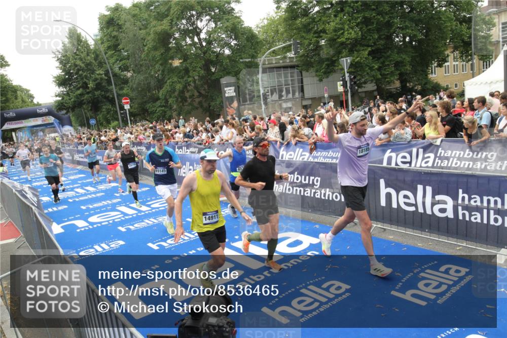 29.06.2025 - hella hamburg halbmarathon Michael Strokosch http://msf.ph/oto/8536465 29.06.2025 10:46:01 Ziel  meine-sportfotos.de
