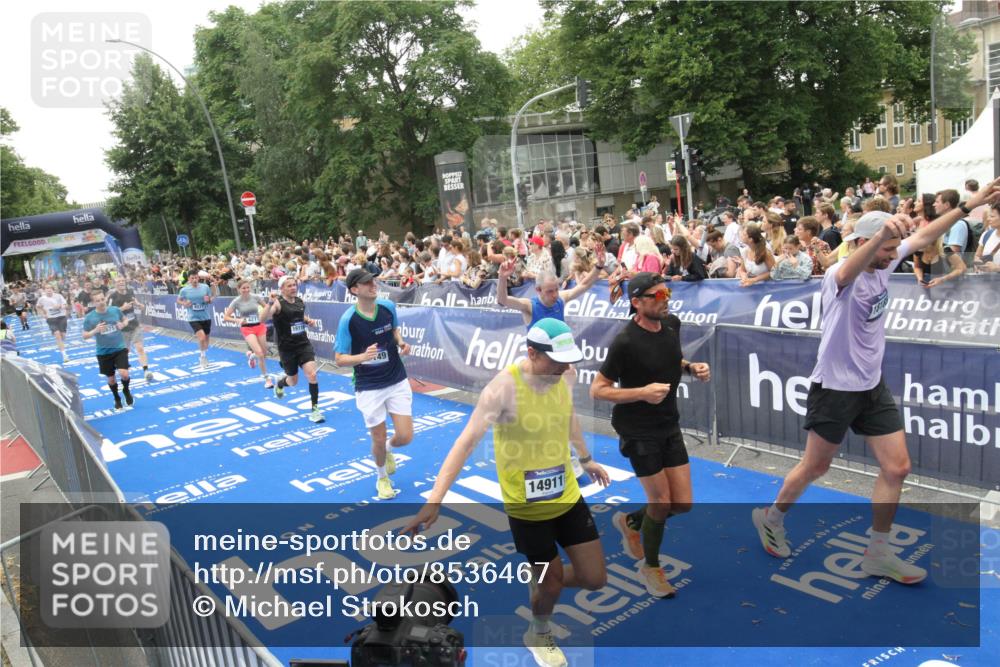 29.06.2025 - hella hamburg halbmarathon Michael Strokosch http://msf.ph/oto/8536467 29.06.2025 10:46:01 Ziel  meine-sportfotos.de