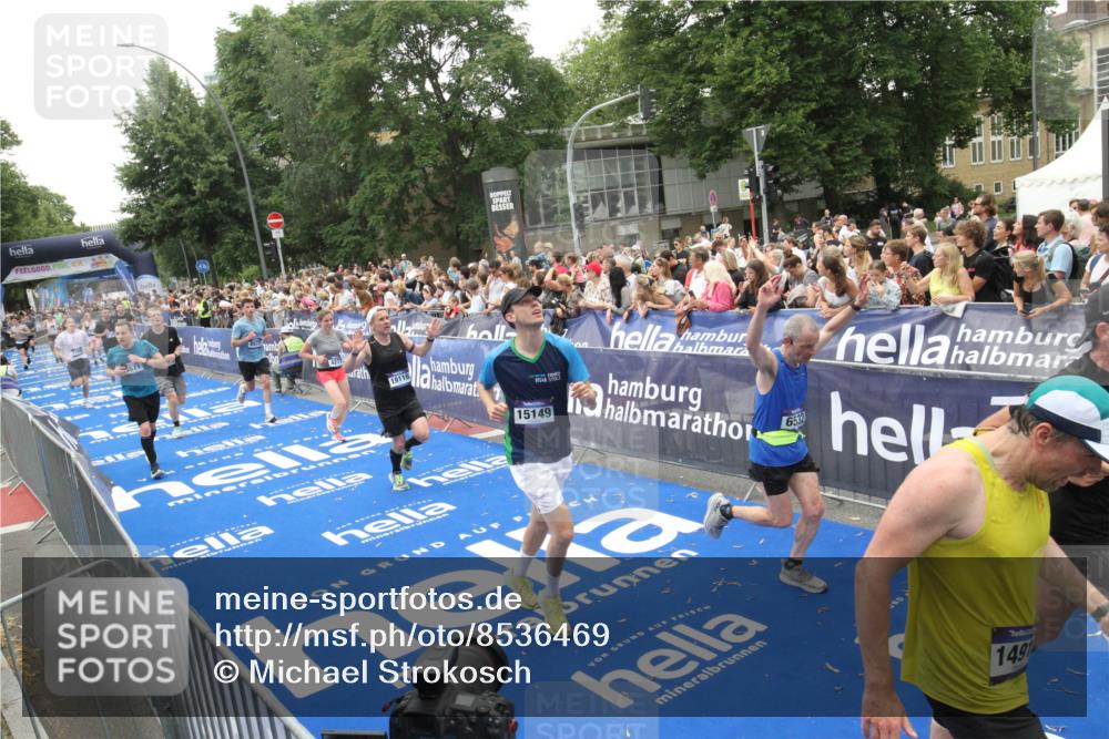 29.06.2025 - hella hamburg halbmarathon Michael Strokosch http://msf.ph/oto/8536469 29.06.2025 10:46:02 Ziel  meine-sportfotos.de