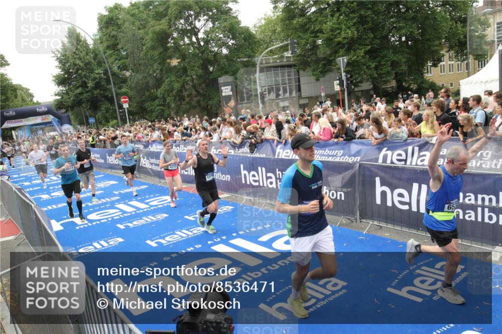 29.06.2025 - hella hamburg halbmarathon Michael Strokosch http://msf.ph/oto/8536471 29.06.2025 10:46:02 Ziel  meine-sportfotos.de