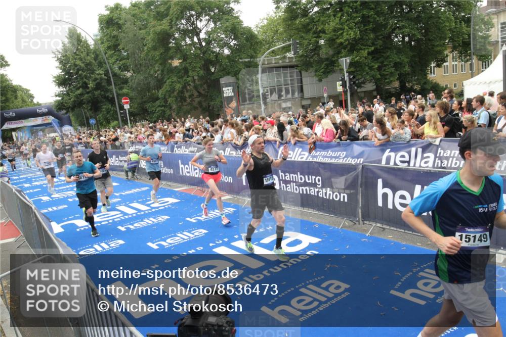 29.06.2025 - hella hamburg halbmarathon Michael Strokosch http://msf.ph/oto/8536473 29.06.2025 10:46:02 Ziel  meine-sportfotos.de
