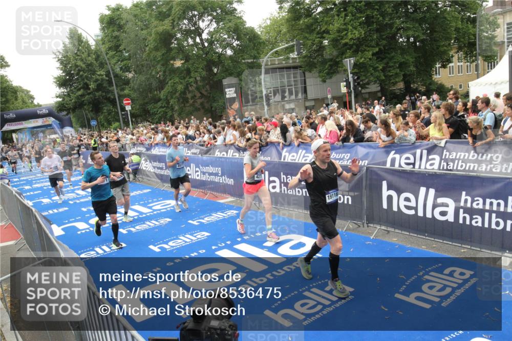 29.06.2025 - hella hamburg halbmarathon Michael Strokosch http://msf.ph/oto/8536475 29.06.2025 10:46:03 Ziel  meine-sportfotos.de