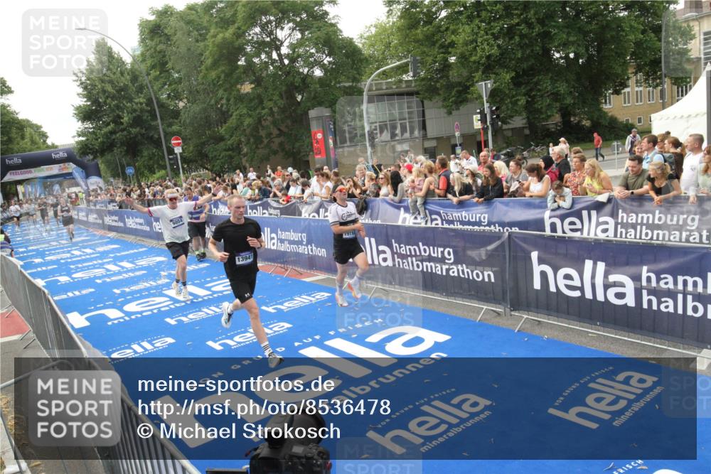 29.06.2025 - hella hamburg halbmarathon Michael Strokosch http://msf.ph/oto/8536478 29.06.2025 10:27:36 Ziel  meine-sportfotos.de