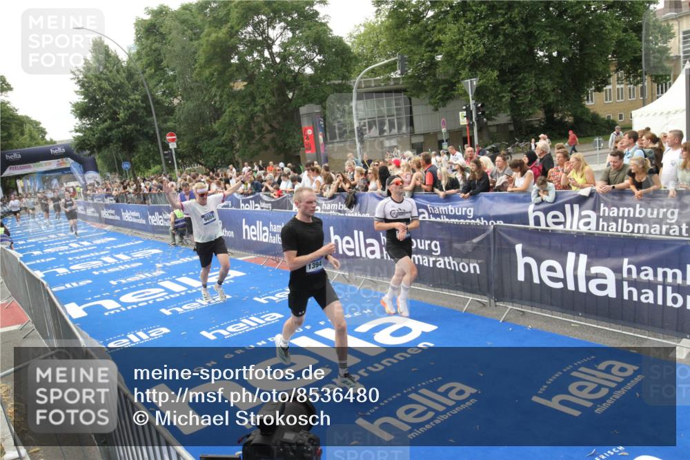 29.06.2025 - hella hamburg halbmarathon Michael Strokosch http://msf.ph/oto/8536480 29.06.2025 10:27:36 Ziel  meine-sportfotos.de