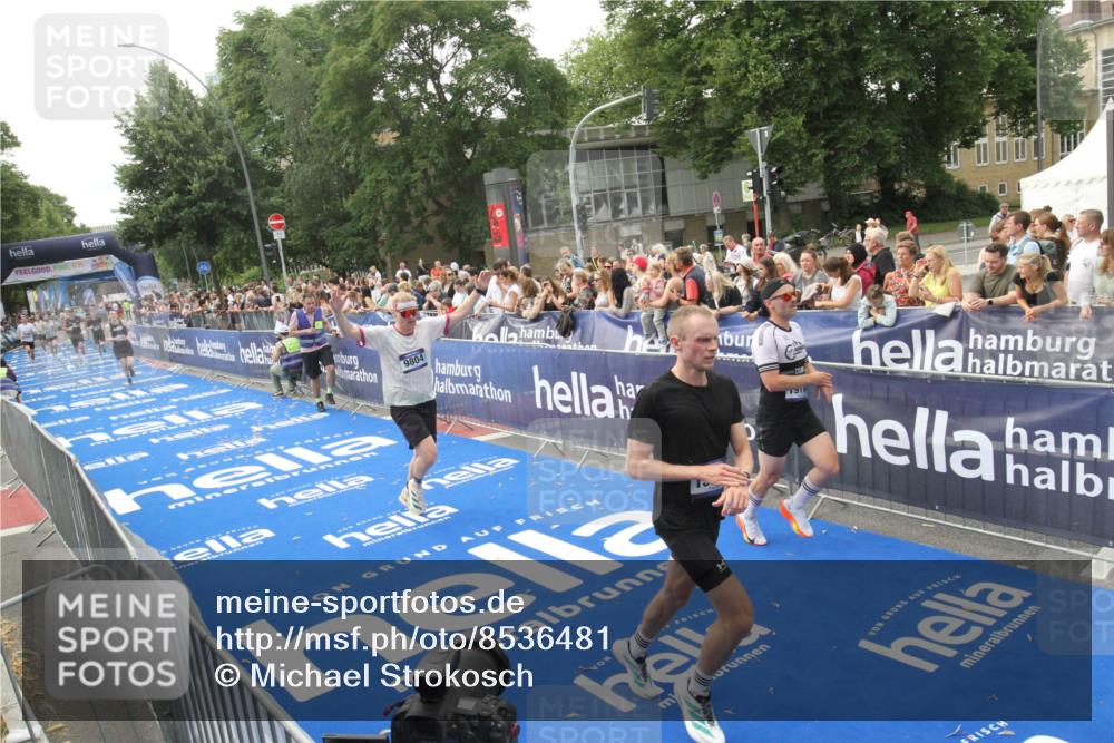 29.06.2025 - hella hamburg halbmarathon Michael Strokosch http://msf.ph/oto/8536481 29.06.2025 10:27:36 Ziel  meine-sportfotos.de