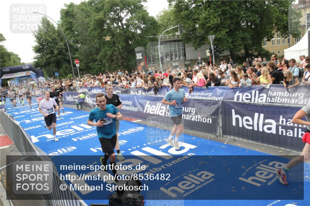 29.06.2025 - hella hamburg halbmarathon Michael Strokosch http://msf.ph/oto/8536482 29.06.2025 10:46:04 Ziel  meine-sportfotos.de