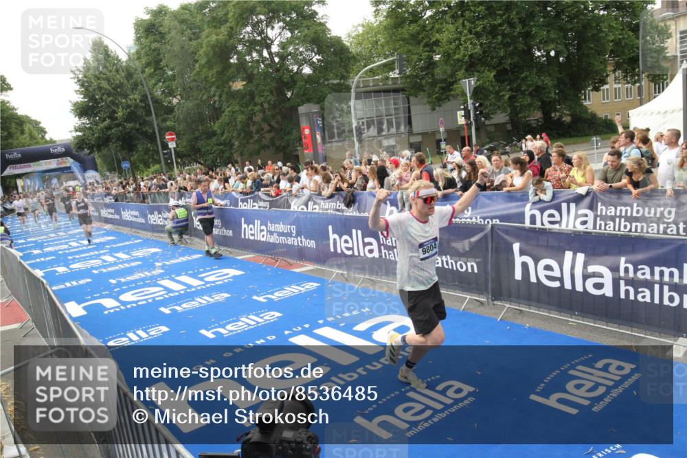 29.06.2025 - hella hamburg halbmarathon Michael Strokosch http://msf.ph/oto/8536485 29.06.2025 10:27:37 Ziel  meine-sportfotos.de