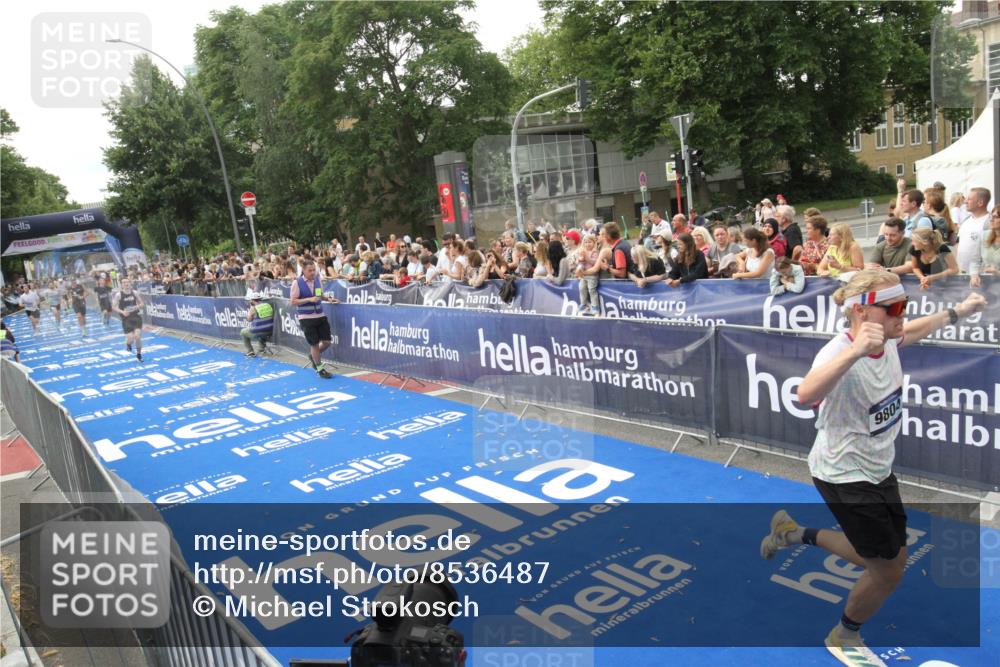 29.06.2025 - hella hamburg halbmarathon Michael Strokosch http://msf.ph/oto/8536487 29.06.2025 10:27:37 Ziel  meine-sportfotos.de