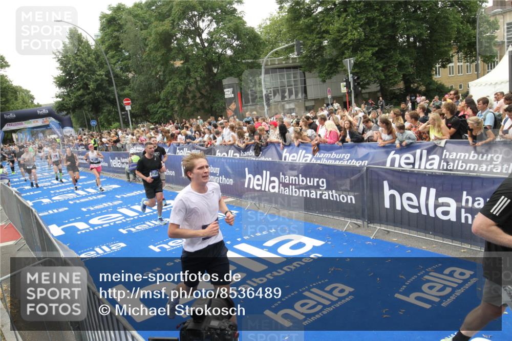 29.06.2025 - hella hamburg halbmarathon Michael Strokosch http://msf.ph/oto/8536489 29.06.2025 10:46:05 Ziel  meine-sportfotos.de