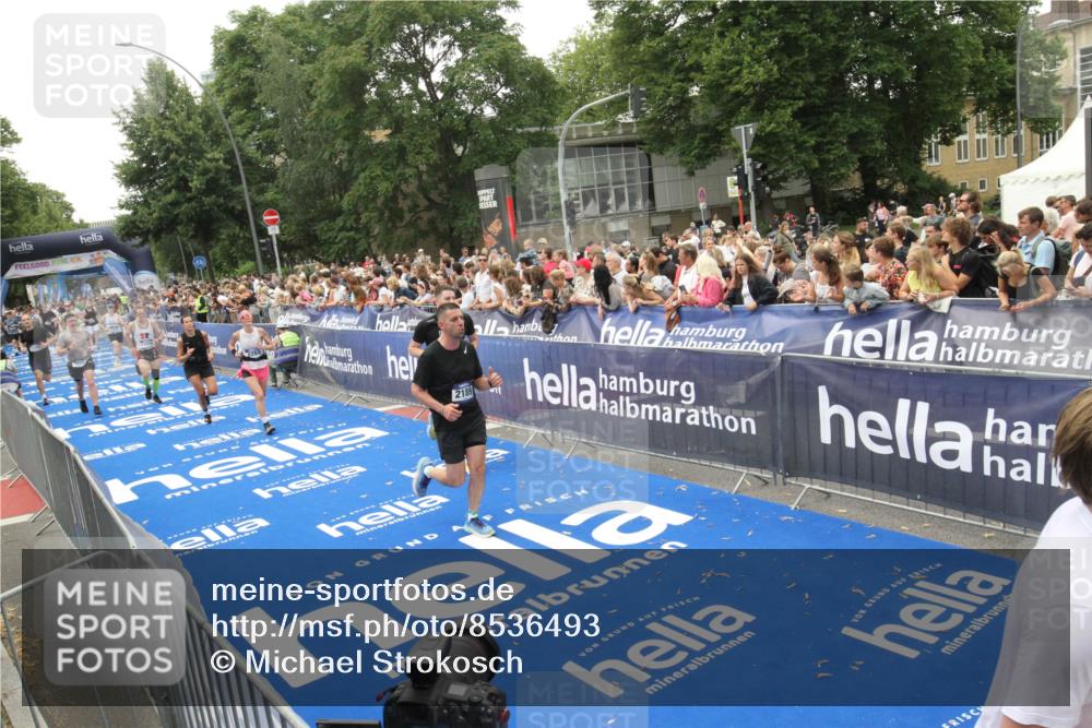 29.06.2025 - hella hamburg halbmarathon Michael Strokosch http://msf.ph/oto/8536493 29.06.2025 10:46:06 Ziel  meine-sportfotos.de