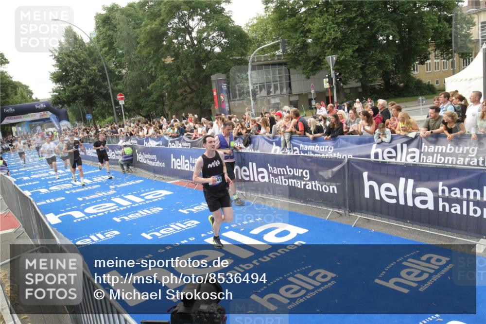 29.06.2025 - hella hamburg halbmarathon Michael Strokosch http://msf.ph/oto/8536494 29.06.2025 10:27:41 Ziel  meine-sportfotos.de