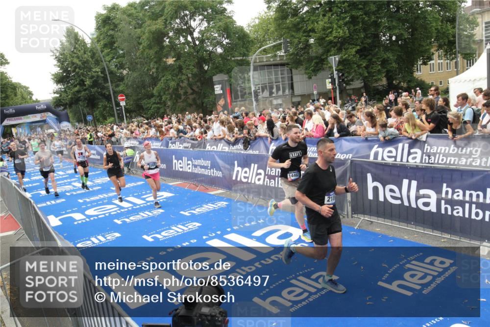 29.06.2025 - hella hamburg halbmarathon Michael Strokosch http://msf.ph/oto/8536497 29.06.2025 10:46:07 Ziel  meine-sportfotos.de