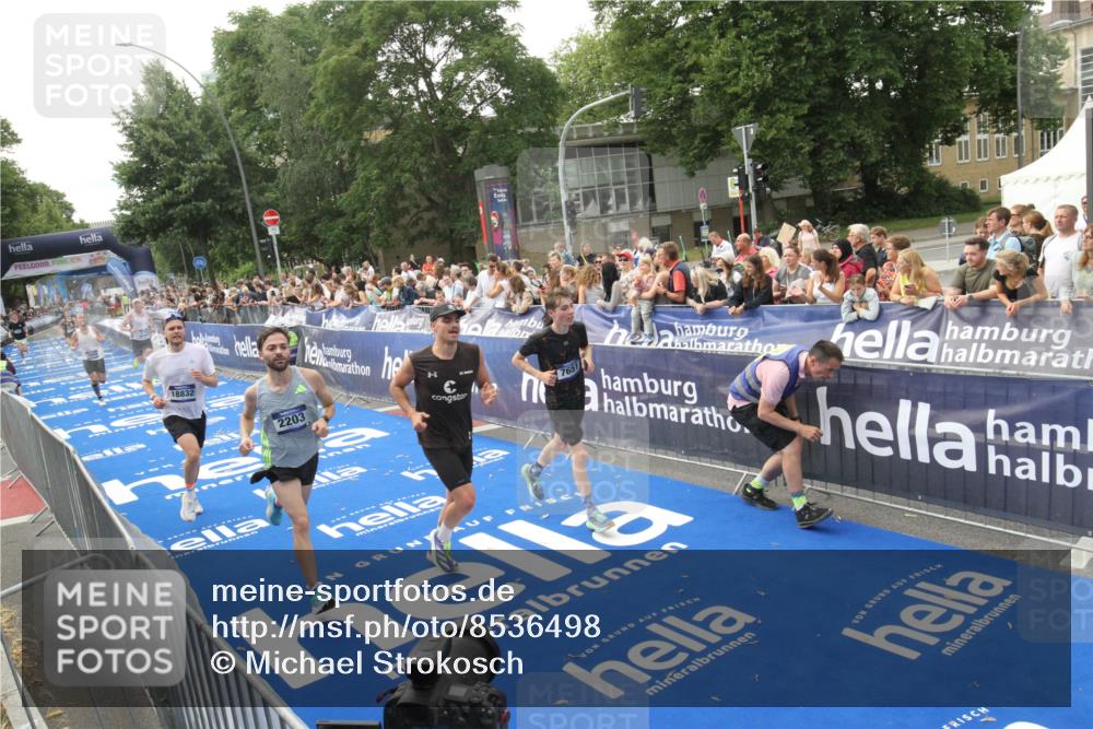 29.06.2025 - hella hamburg halbmarathon Michael Strokosch http://msf.ph/oto/8536498 29.06.2025 10:27:43 Ziel  meine-sportfotos.de