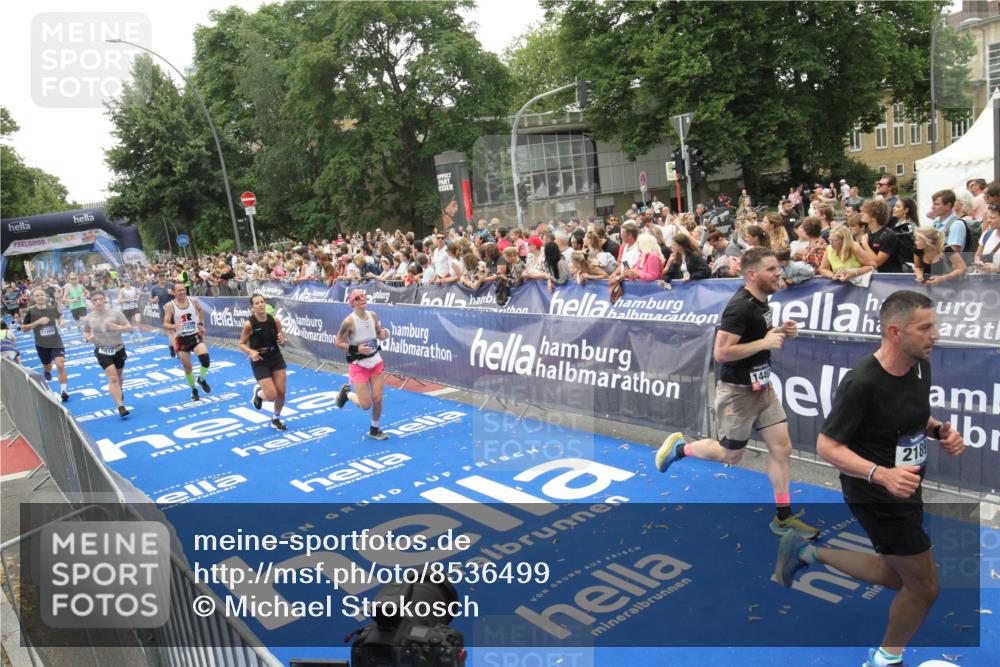 29.06.2025 - hella hamburg halbmarathon Michael Strokosch http://msf.ph/oto/8536499 29.06.2025 10:46:07 Ziel  meine-sportfotos.de