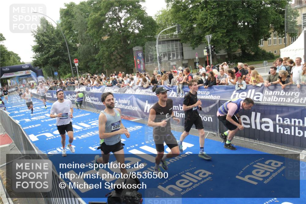 29.06.2025 - hella hamburg halbmarathon Michael Strokosch http://msf.ph/oto/8536500 29.06.2025 10:27:43 Ziel  meine-sportfotos.de
