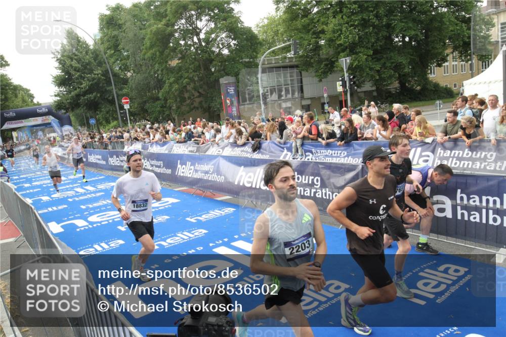 29.06.2025 - hella hamburg halbmarathon Michael Strokosch http://msf.ph/oto/8536502 29.06.2025 10:27:44 Ziel  meine-sportfotos.de