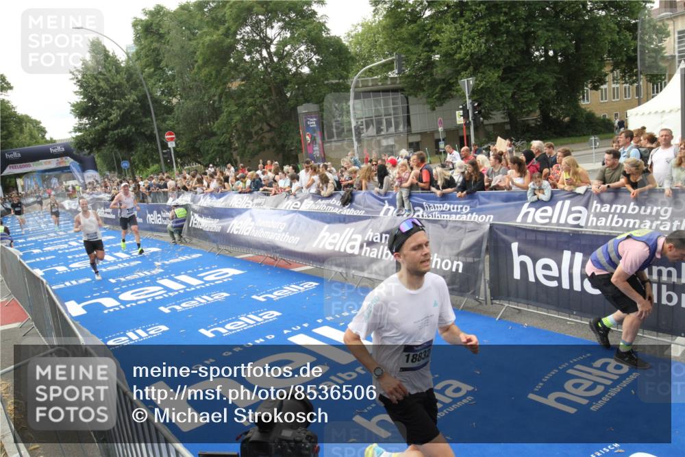 29.06.2025 - hella hamburg halbmarathon Michael Strokosch http://msf.ph/oto/8536506 29.06.2025 10:27:44 Ziel  meine-sportfotos.de