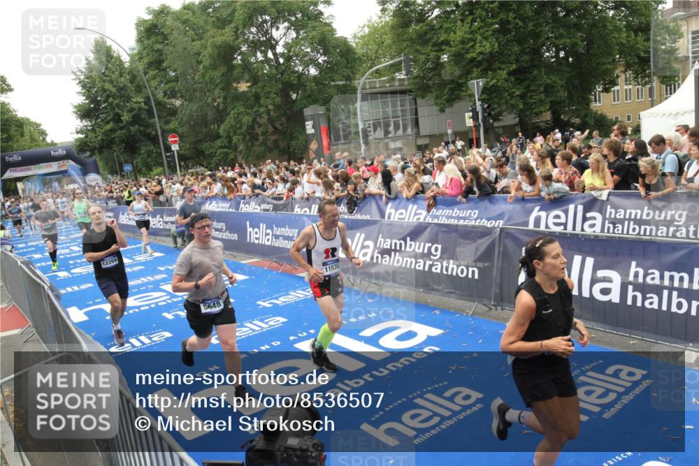 29.06.2025 - hella hamburg halbmarathon Michael Strokosch http://msf.ph/oto/8536507 29.06.2025 10:46:09 Ziel  meine-sportfotos.de