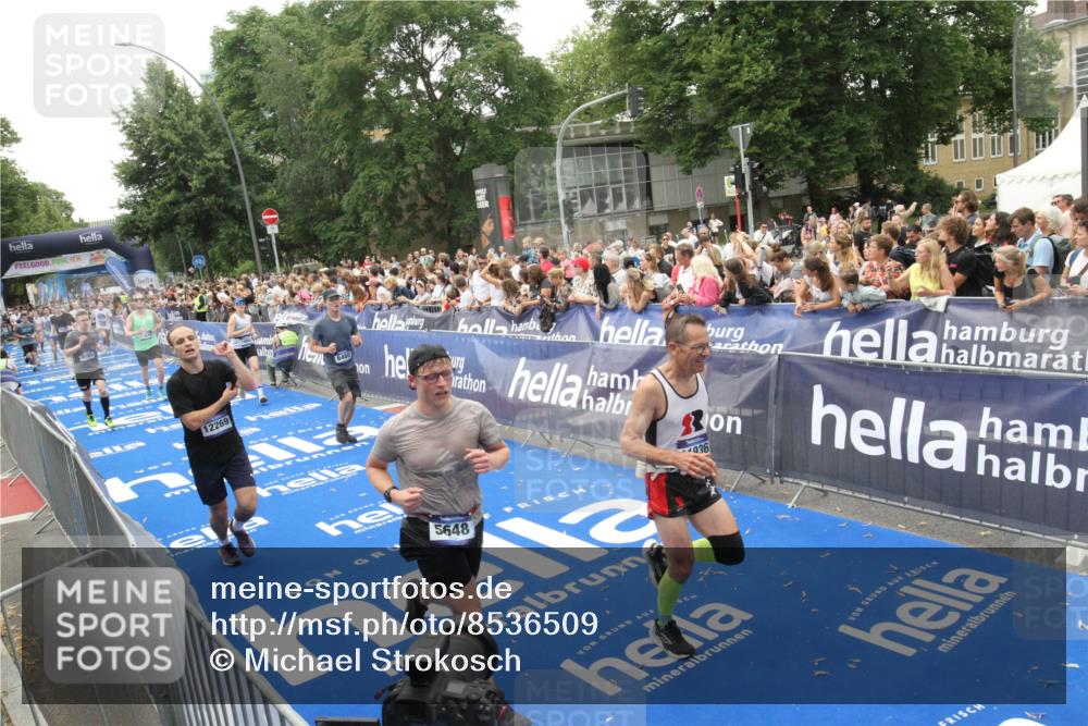 29.06.2025 - hella hamburg halbmarathon Michael Strokosch http://msf.ph/oto/8536509 29.06.2025 10:46:09 Ziel  meine-sportfotos.de