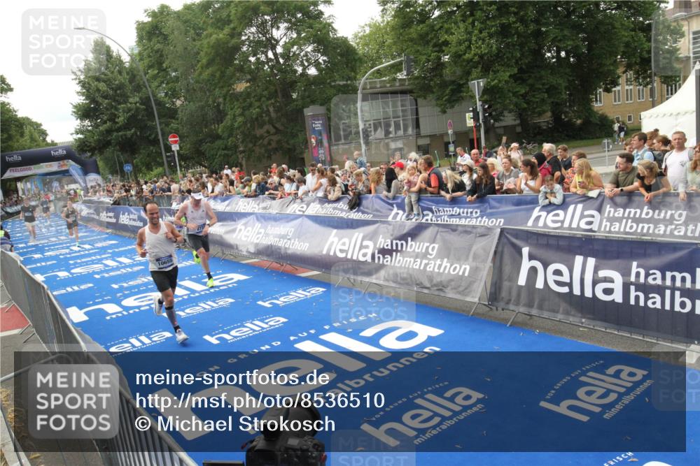 29.06.2025 - hella hamburg halbmarathon Michael Strokosch http://msf.ph/oto/8536510 29.06.2025 10:27:45 Ziel  meine-sportfotos.de