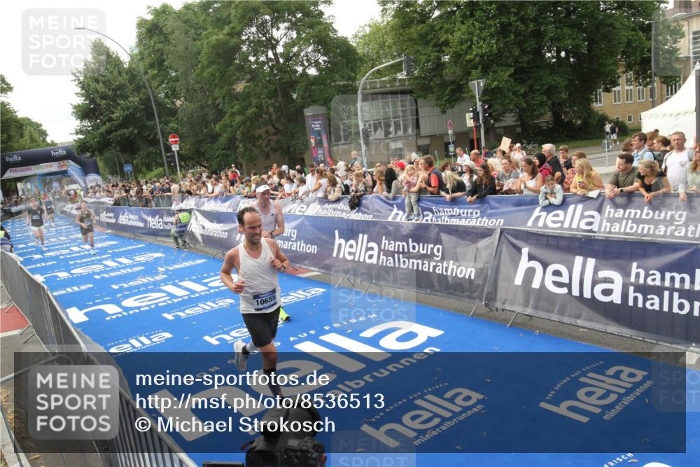 29.06.2025 - hella hamburg halbmarathon Michael Strokosch http://msf.ph/oto/8536513 29.06.2025 10:27:46 Ziel  meine-sportfotos.de