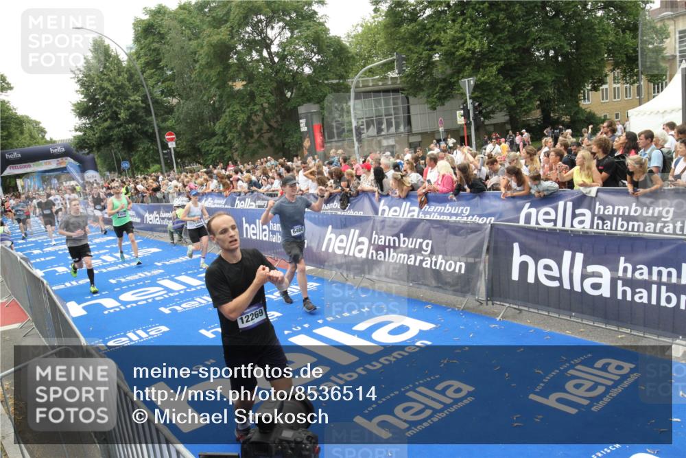 29.06.2025 - hella hamburg halbmarathon Michael Strokosch http://msf.ph/oto/8536514 29.06.2025 10:46:10 Ziel  meine-sportfotos.de
