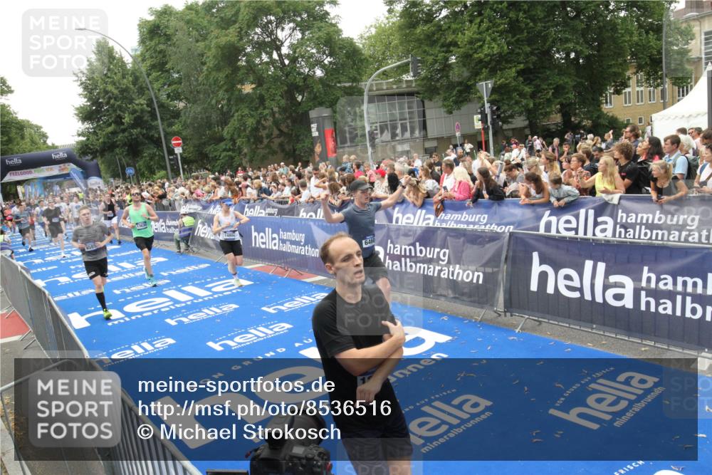 29.06.2025 - hella hamburg halbmarathon Michael Strokosch http://msf.ph/oto/8536516 29.06.2025 10:46:10 Ziel  meine-sportfotos.de