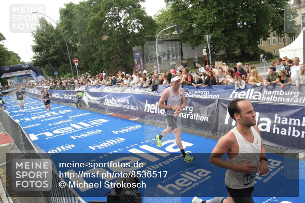 29.06.2025 - hella hamburg halbmarathon Michael Strokosch http://msf.ph/oto/8536517 29.06.2025 10:27:47 Ziel  meine-sportfotos.de