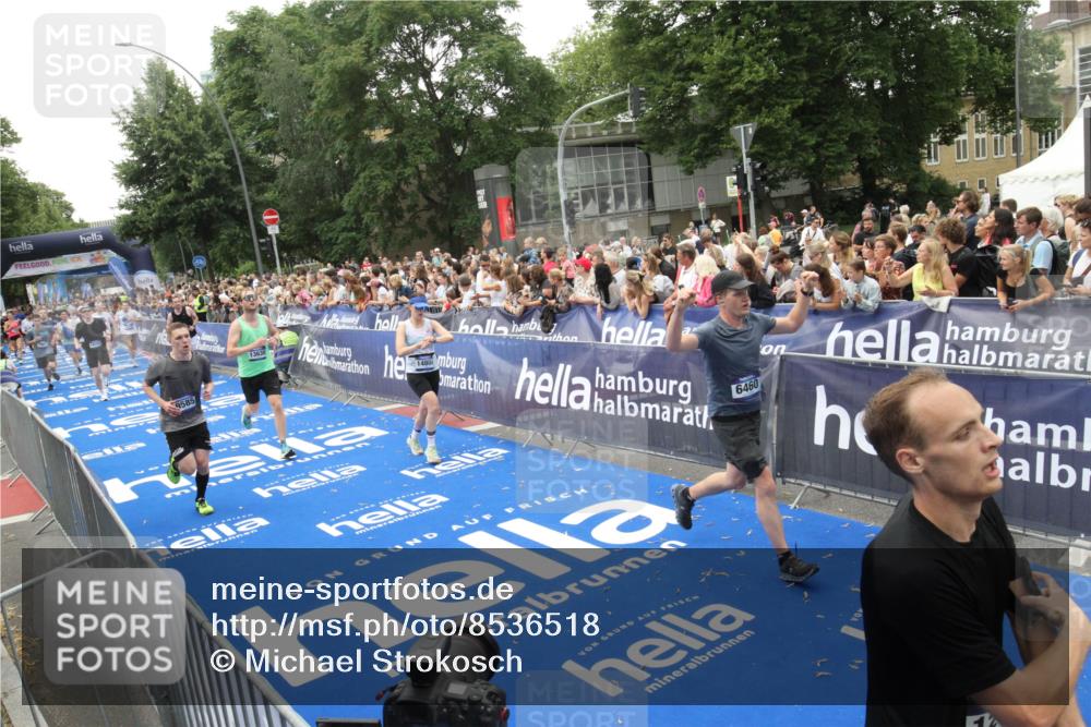 29.06.2025 - hella hamburg halbmarathon Michael Strokosch http://msf.ph/oto/8536518 29.06.2025 10:46:10 Ziel  meine-sportfotos.de