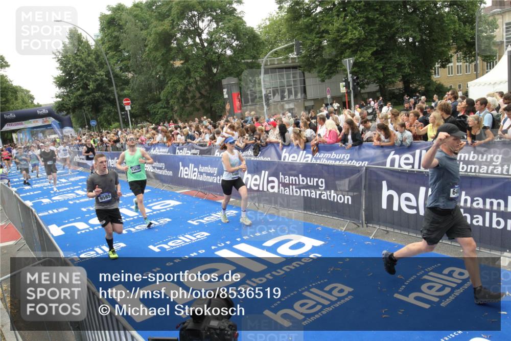 29.06.2025 - hella hamburg halbmarathon Michael Strokosch http://msf.ph/oto/8536519 29.06.2025 10:46:11 Ziel  meine-sportfotos.de