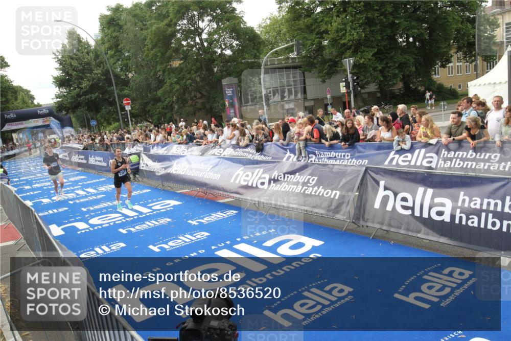 29.06.2025 - hella hamburg halbmarathon Michael Strokosch http://msf.ph/oto/8536520 29.06.2025 10:27:48 Ziel  meine-sportfotos.de