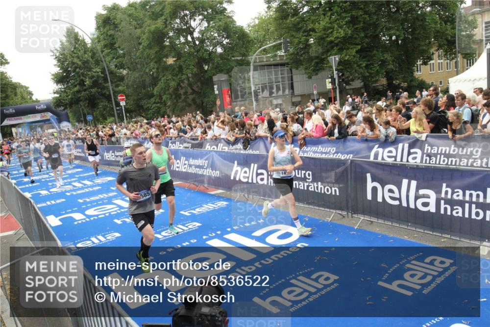 29.06.2025 - hella hamburg halbmarathon Michael Strokosch http://msf.ph/oto/8536522 29.06.2025 10:46:11 Ziel  meine-sportfotos.de