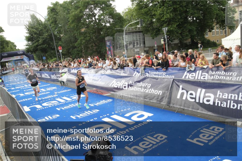 29.06.2025 - hella hamburg halbmarathon Michael Strokosch http://msf.ph/oto/8536523 29.06.2025 10:27:49 Ziel  meine-sportfotos.de