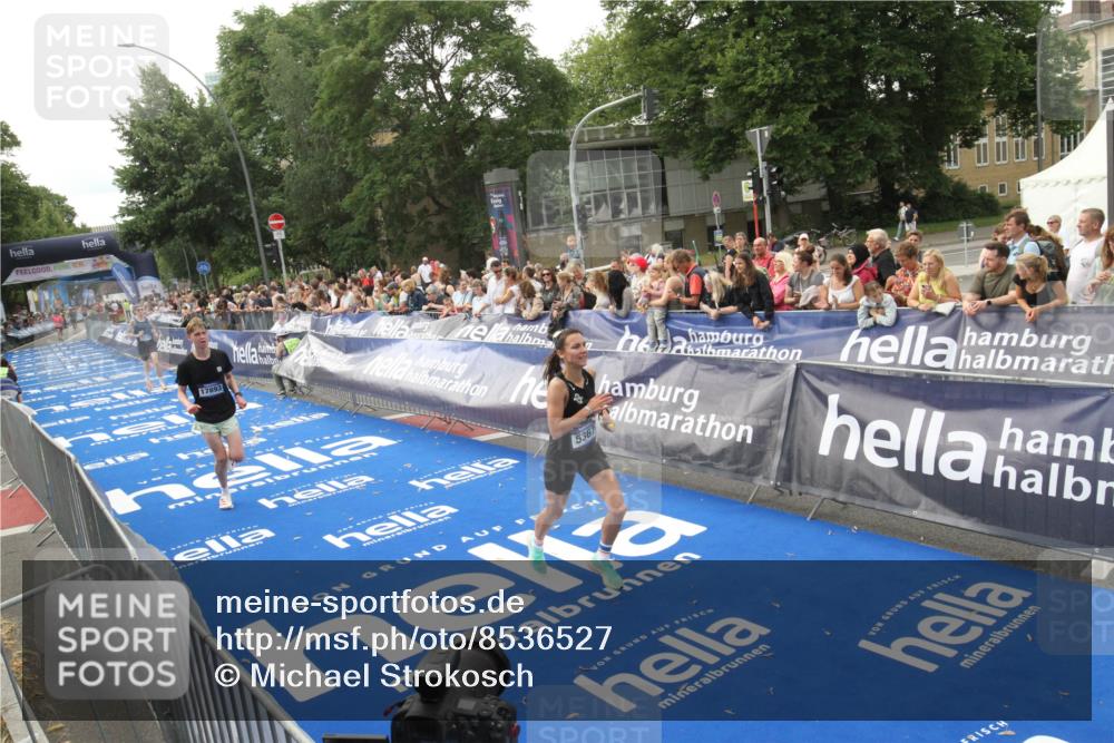 29.06.2025 - hella hamburg halbmarathon Michael Strokosch http://msf.ph/oto/8536527 29.06.2025 10:27:49 Ziel  meine-sportfotos.de