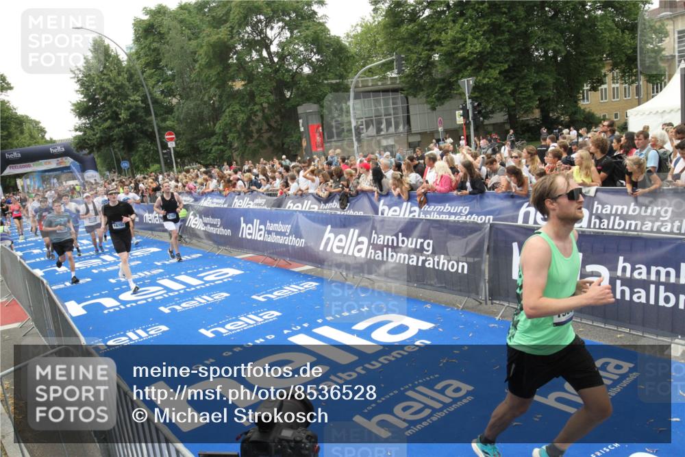 29.06.2025 - hella hamburg halbmarathon Michael Strokosch http://msf.ph/oto/8536528 29.06.2025 10:46:12 Ziel  meine-sportfotos.de