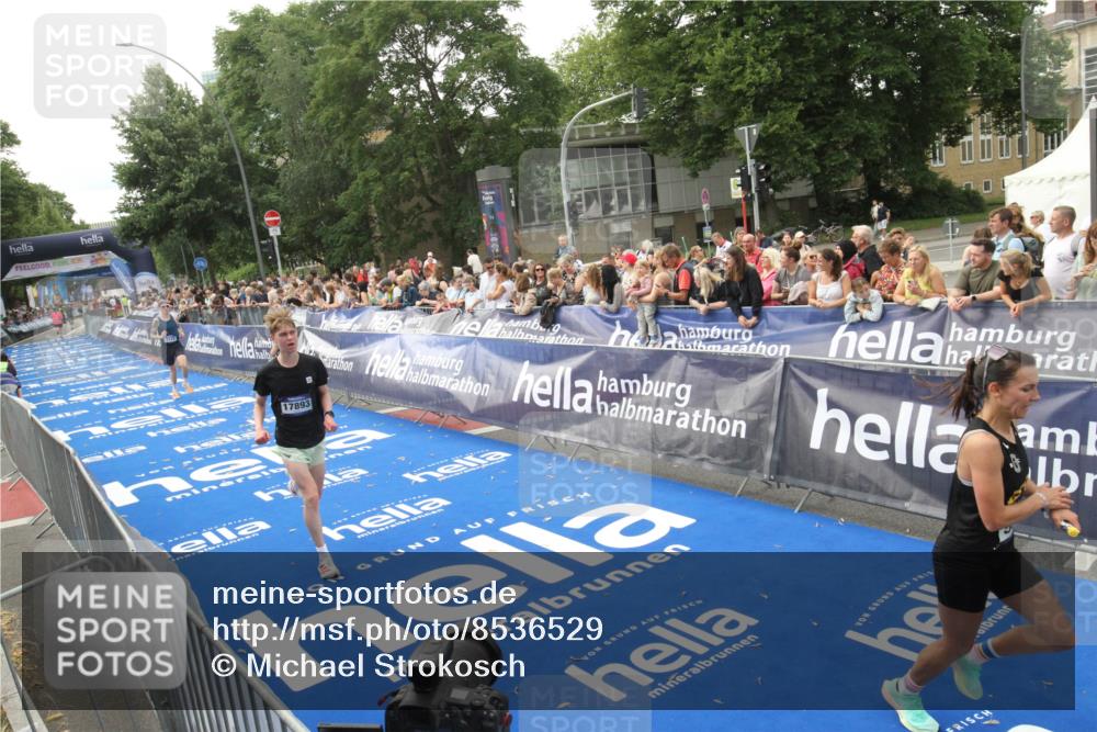 29.06.2025 - hella hamburg halbmarathon Michael Strokosch http://msf.ph/oto/8536529 29.06.2025 10:27:50 Ziel  meine-sportfotos.de