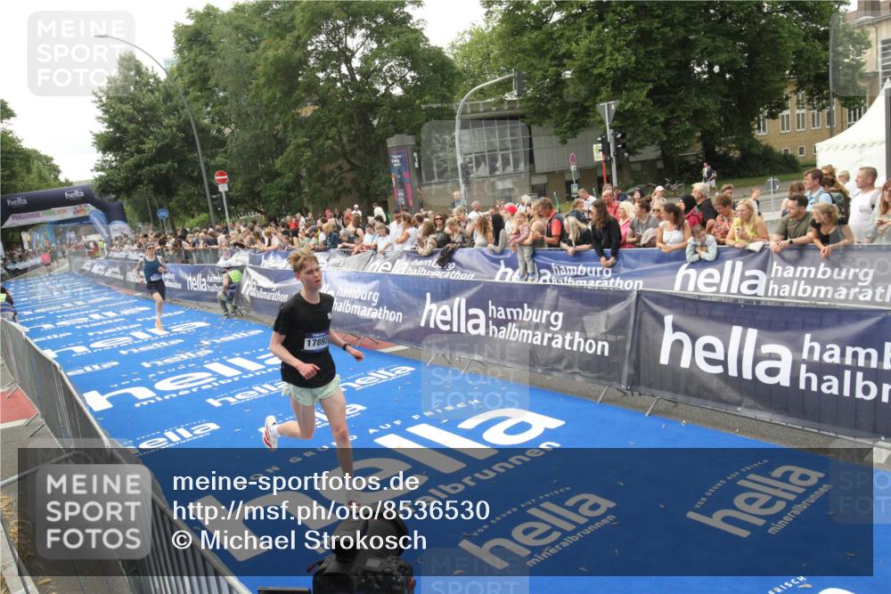 29.06.2025 - hella hamburg halbmarathon Michael Strokosch http://msf.ph/oto/8536530 29.06.2025 10:27:50 Ziel  meine-sportfotos.de