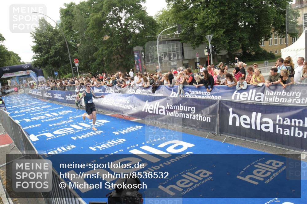 29.06.2025 - hella hamburg halbmarathon Michael Strokosch http://msf.ph/oto/8536532 29.06.2025 10:27:51 Ziel  meine-sportfotos.de