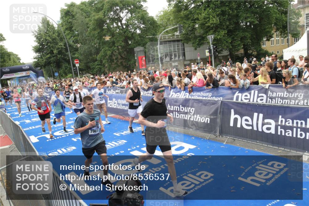 29.06.2025 - hella hamburg halbmarathon Michael Strokosch http://msf.ph/oto/8536537 29.06.2025 10:46:14 Ziel  meine-sportfotos.de