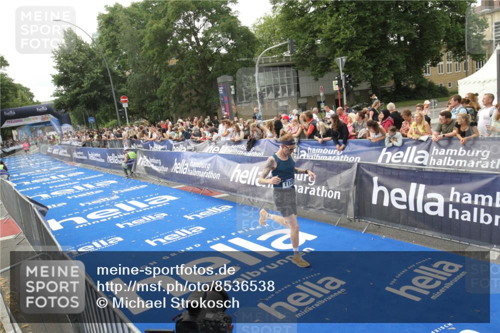 29.06.2025 - hella hamburg halbmarathon Michael Strokosch http://msf.ph/oto/8536538 29.06.2025 10:27:52 Ziel  meine-sportfotos.de