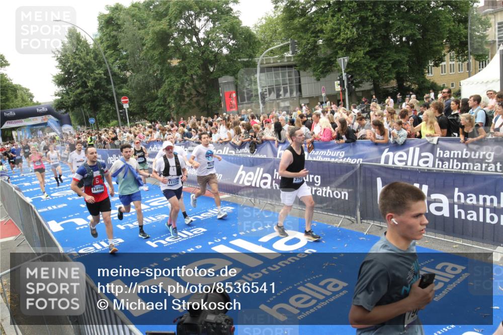 29.06.2025 - hella hamburg halbmarathon Michael Strokosch http://msf.ph/oto/8536541 29.06.2025 10:46:15 Ziel  meine-sportfotos.de