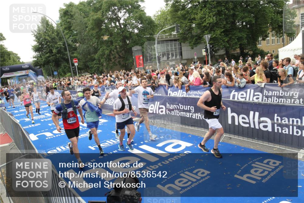 29.06.2025 - hella hamburg halbmarathon Michael Strokosch http://msf.ph/oto/8536542 29.06.2025 10:46:15 Ziel  meine-sportfotos.de