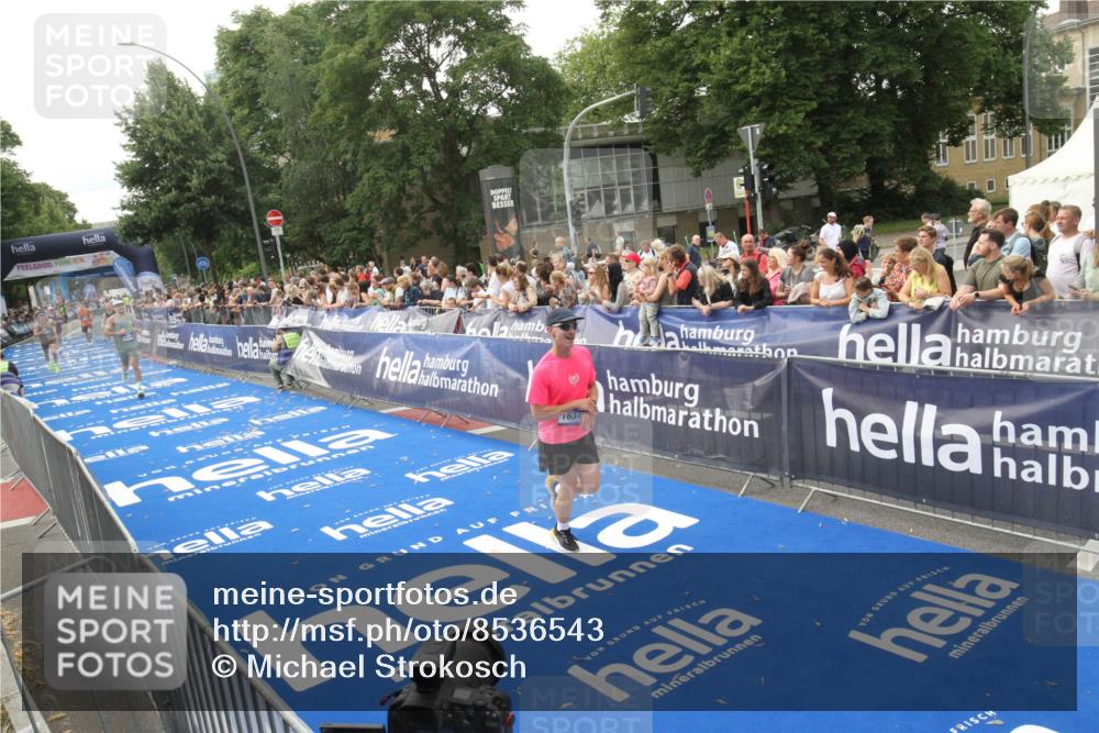 29.06.2025 - hella hamburg halbmarathon Michael Strokosch http://msf.ph/oto/8536543 29.06.2025 10:28:01 Ziel  meine-sportfotos.de