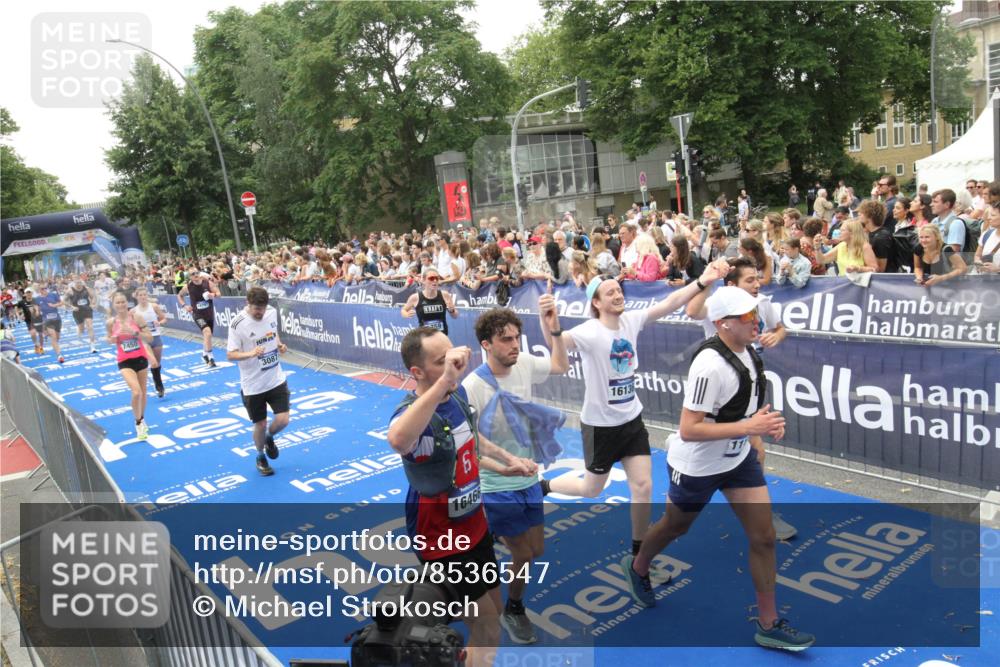 29.06.2025 - hella hamburg halbmarathon Michael Strokosch http://msf.ph/oto/8536547 29.06.2025 10:46:16 Ziel  meine-sportfotos.de