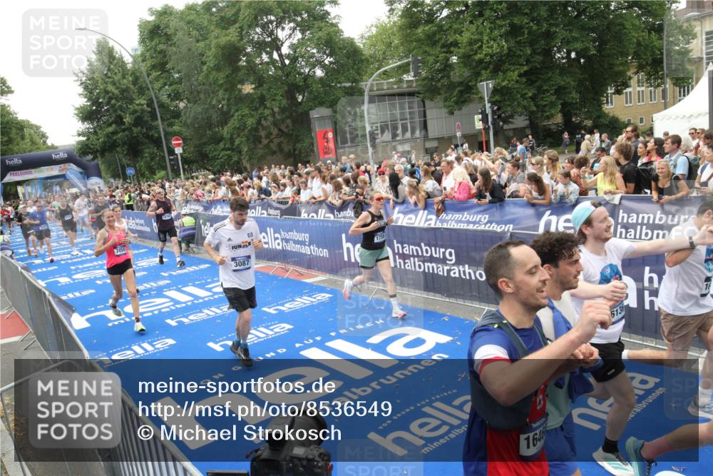 29.06.2025 - hella hamburg halbmarathon Michael Strokosch http://msf.ph/oto/8536549 29.06.2025 10:46:17 Ziel  meine-sportfotos.de